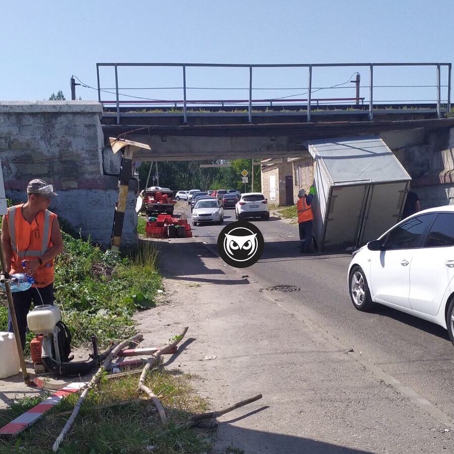 В Пензе очередной грузовик не смог проскочить железнодорожный мост