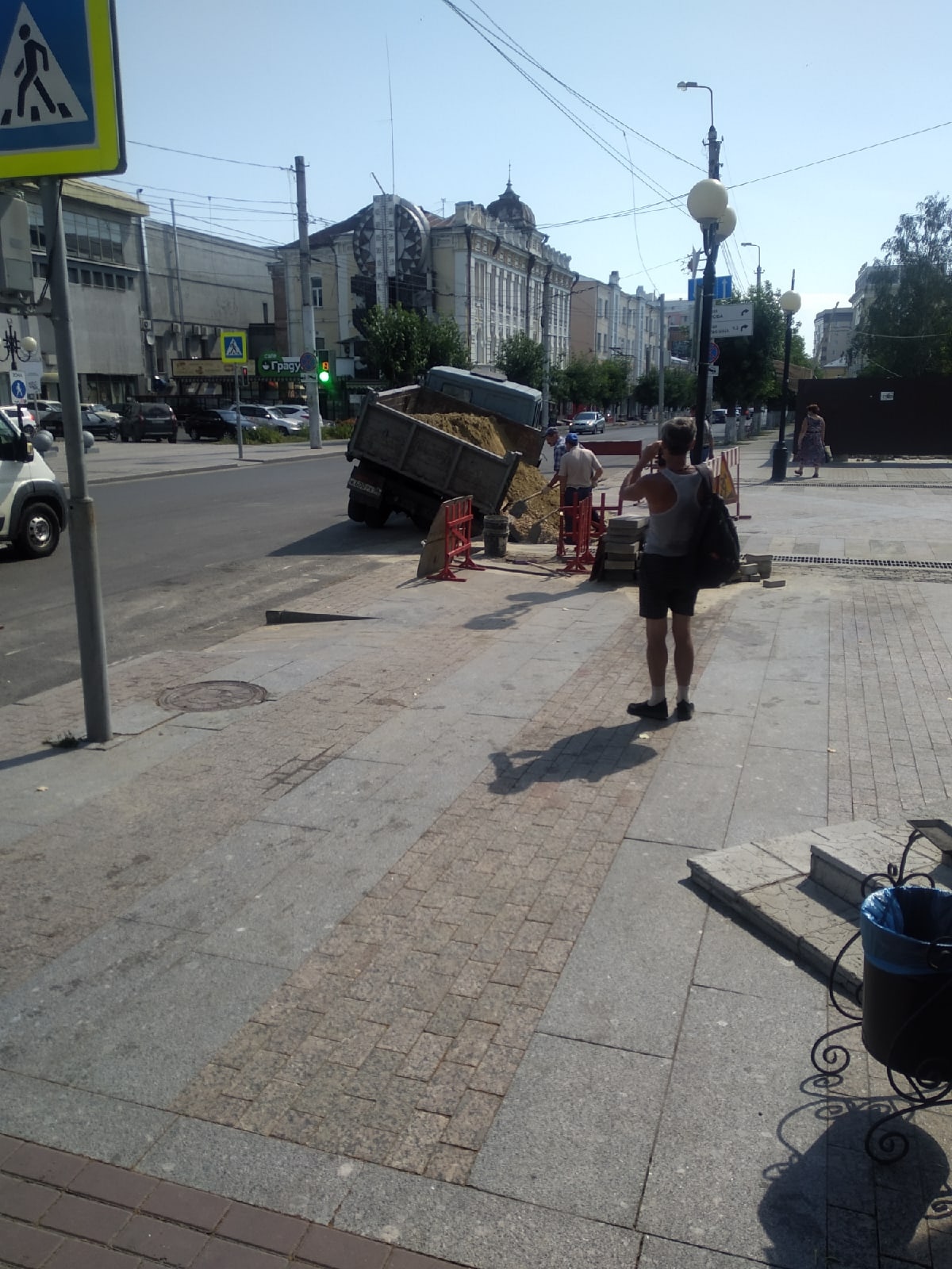 В Пензе на Московской улице в яму провалился грузовик с песком
