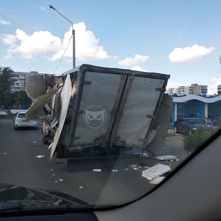 В Пензе очередной грузовик «расплющило» под железнодорожным мостом
