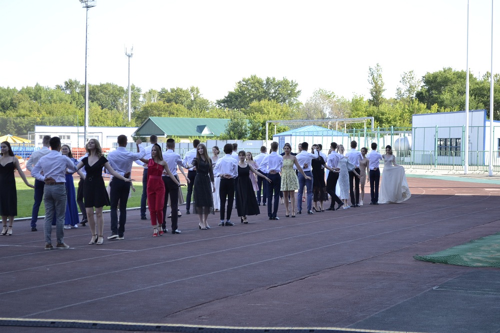 На балу пензенских медалистов выступил певец NILETTO