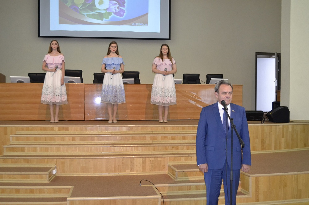 Сотрудников группы компаний "Дионис" наградили в честь Дня работника торговли