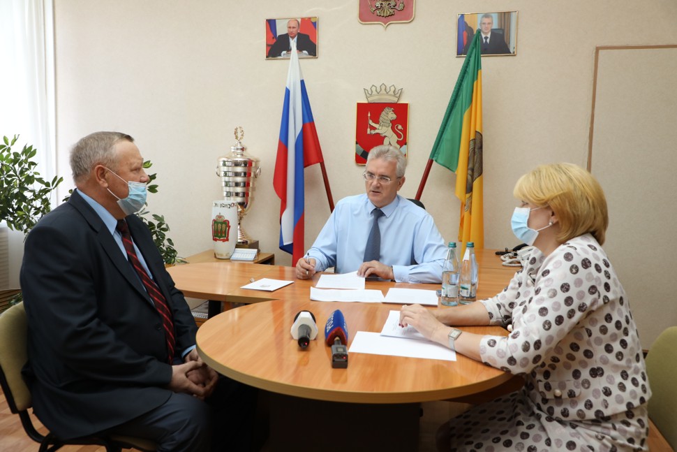 Иван Белозерцев помог жителям Башмаковского района в решении накопившихся проблем