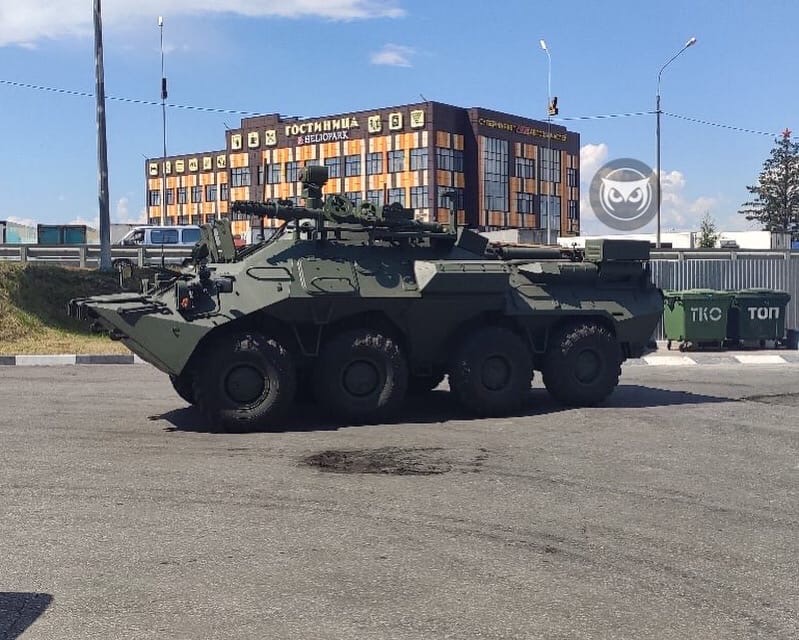 Пензенец повстречал на заправке бронетранспортер