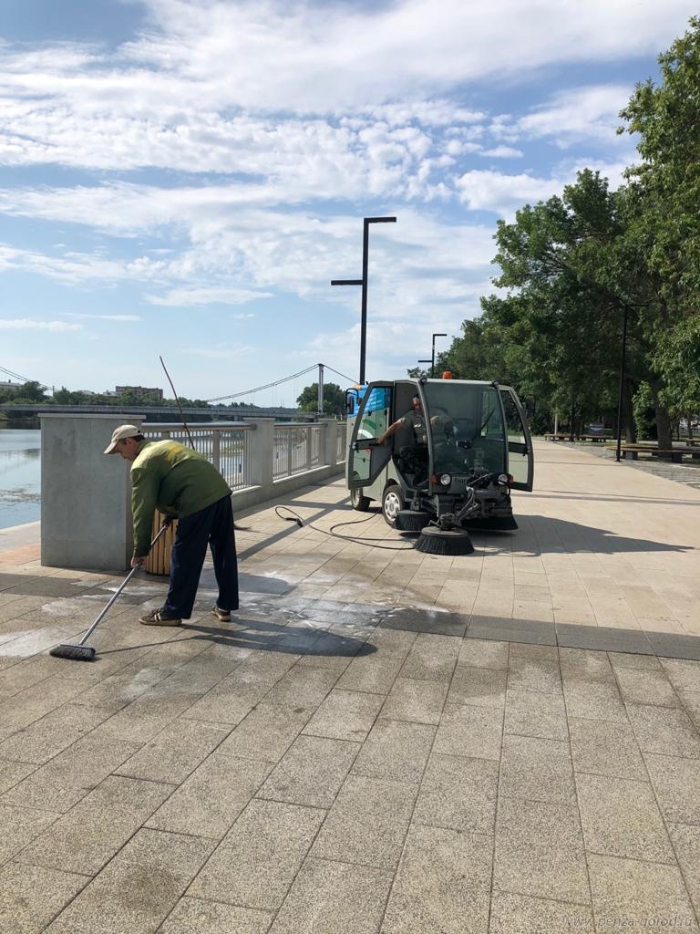 Пензенскую набережную отмыли шваброй и специальной машиной