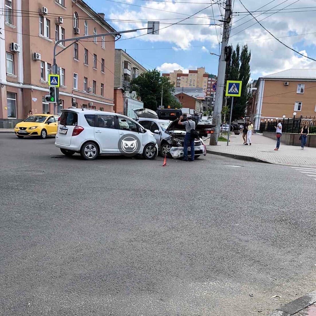 В центре Пензы на перекрестке столкнулись две иномарки