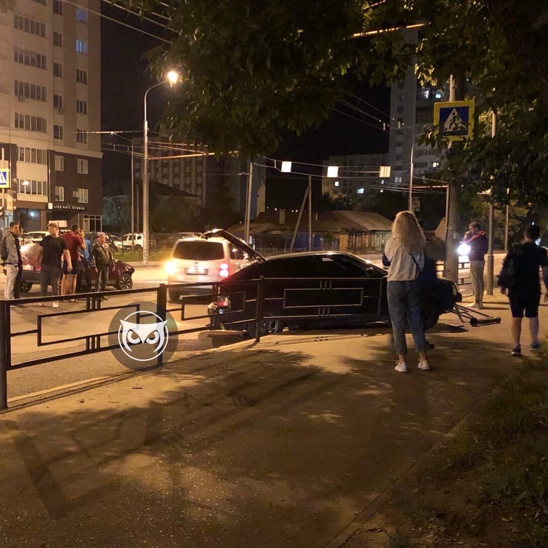 ДТП на Суворова: в Пензе легковушку вынесло на пешеходную дорогу