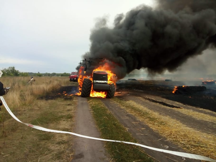 Под Кузнецком загорелось поле, уничтожена техника