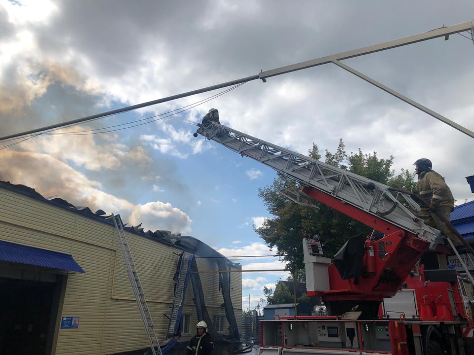 В Пензе на Энгельса сгорел ангар мебельной фирмы