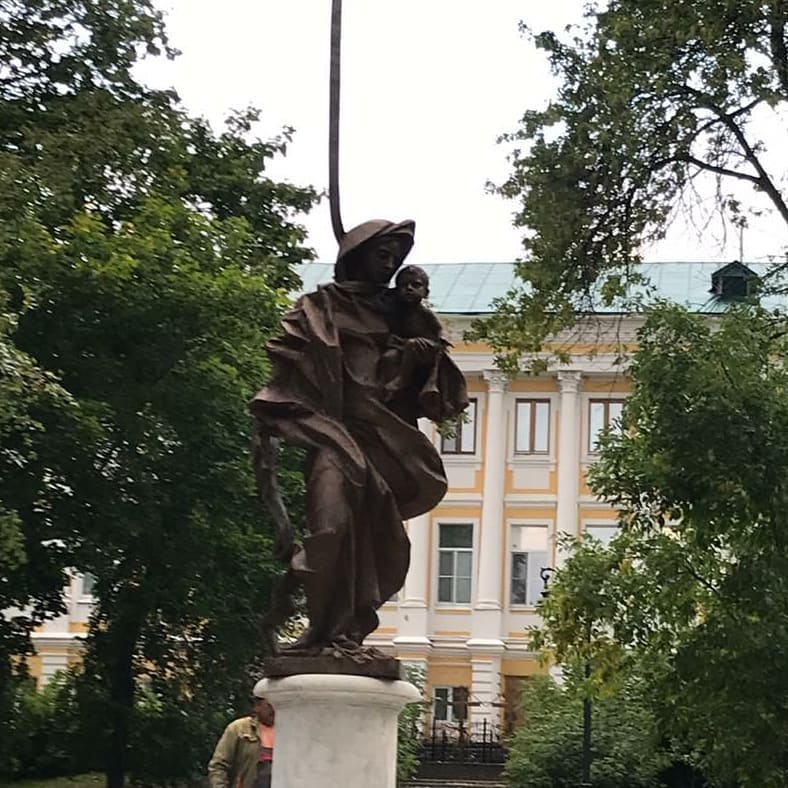 В Пензе у Спасского кафедрального собора установили памятник Матери
