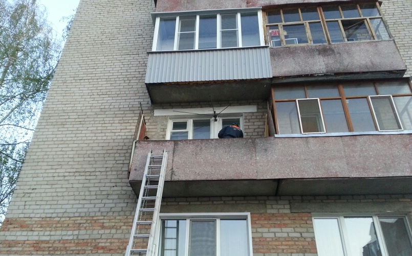 В Пензе спасатели забрались через окно к лежащему без сознания мужчине