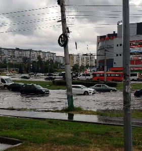 «Водные процедуры»: в Арбеково после дождя затопило дорогу