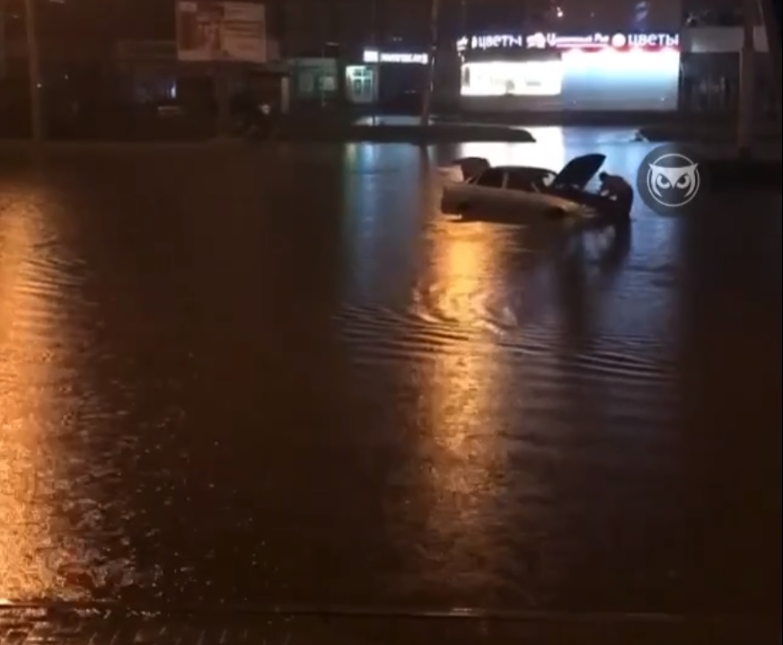 В Пензе у торгового центра в Арбеково «утонул» автомобиль