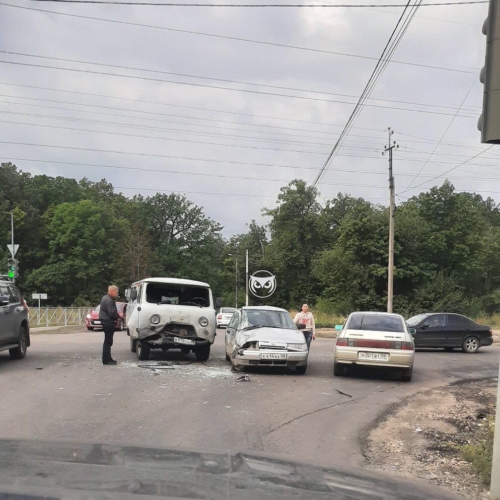В Пензе «буханка» с красным крестом влетела в легковушку