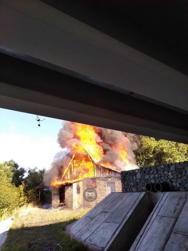 Появились фото с места жуткого пожара у Свердловского моста в Пензе