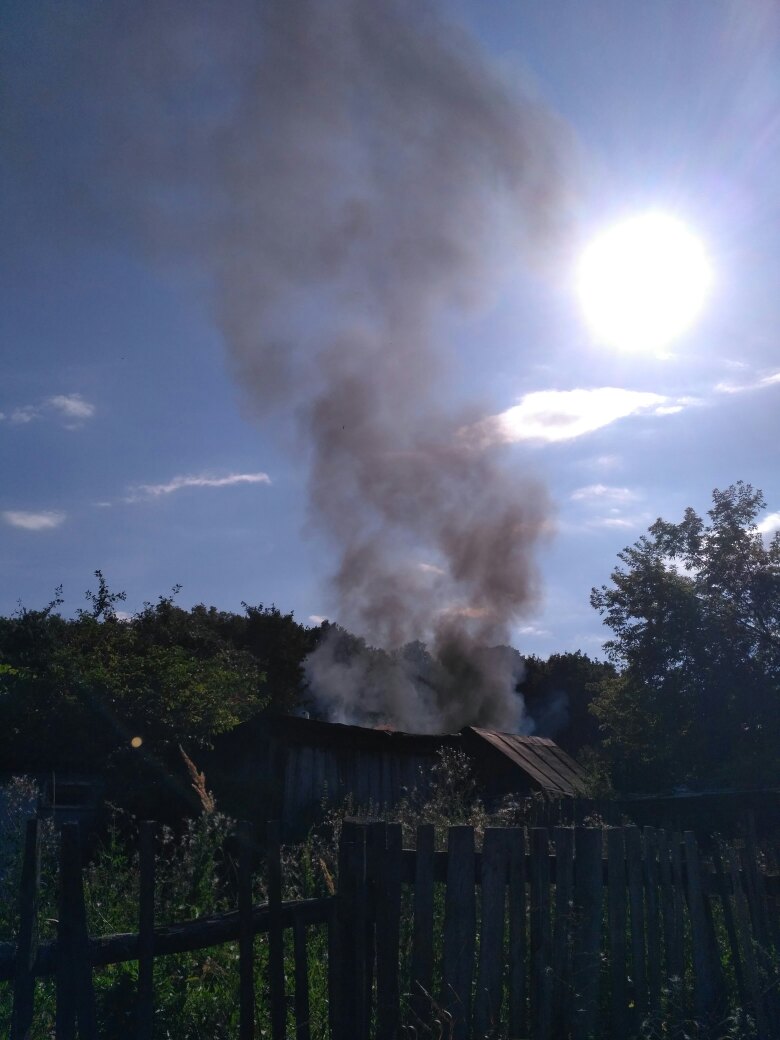 Загоревшийся в Пензе нежилой дом тушили девять человек