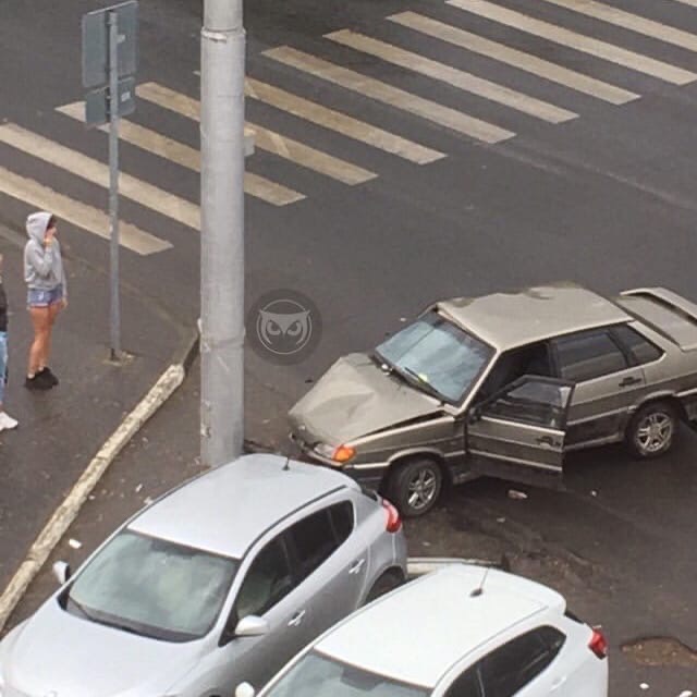 В Пензе легковушка разбилась о столб
