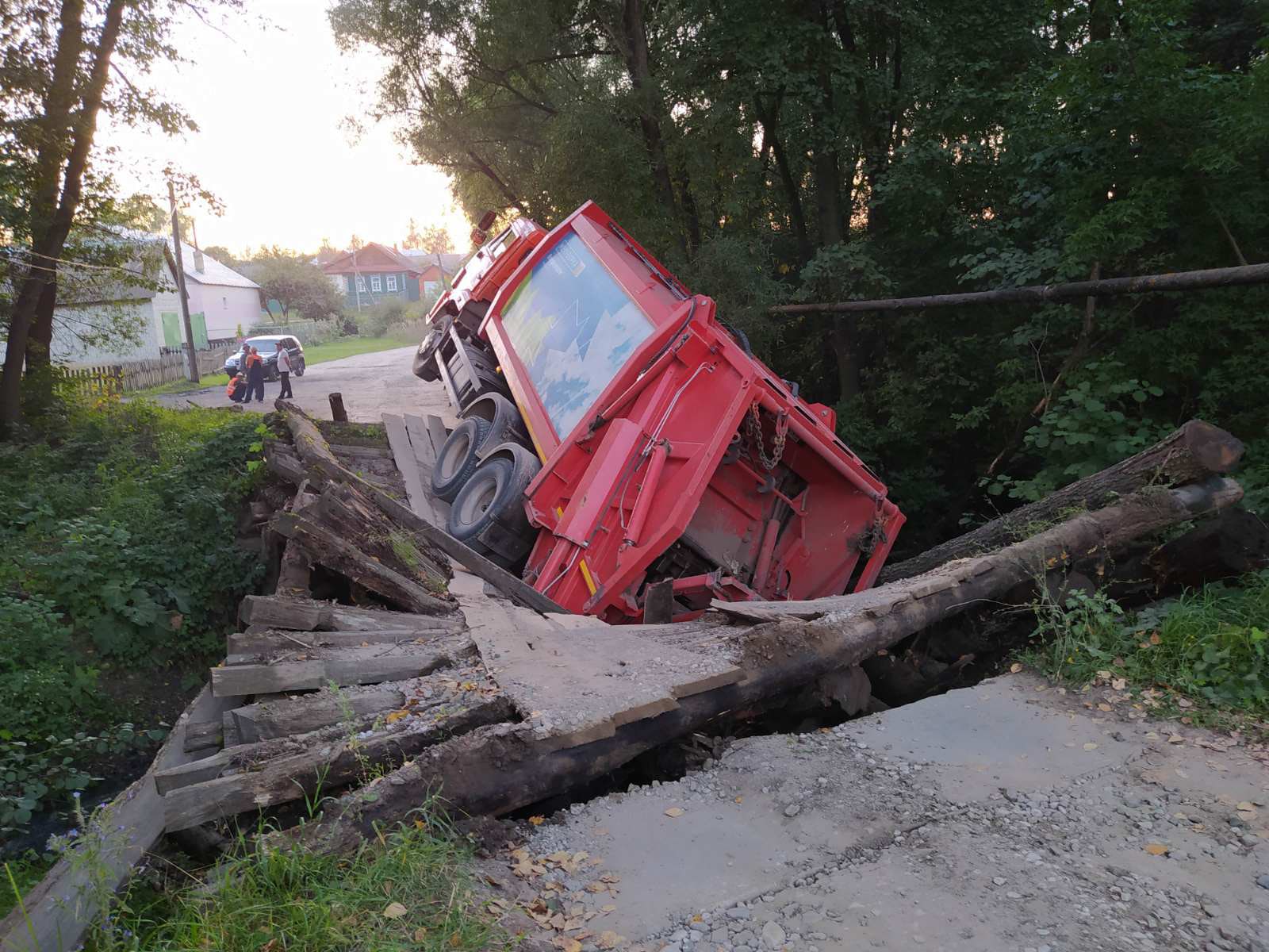 В Пензенской области под мусоровозом обрушился мост