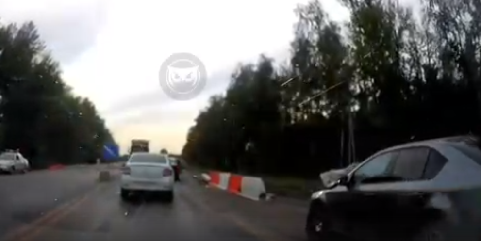 Под Мокшаном легковушка врезалась в отбойник