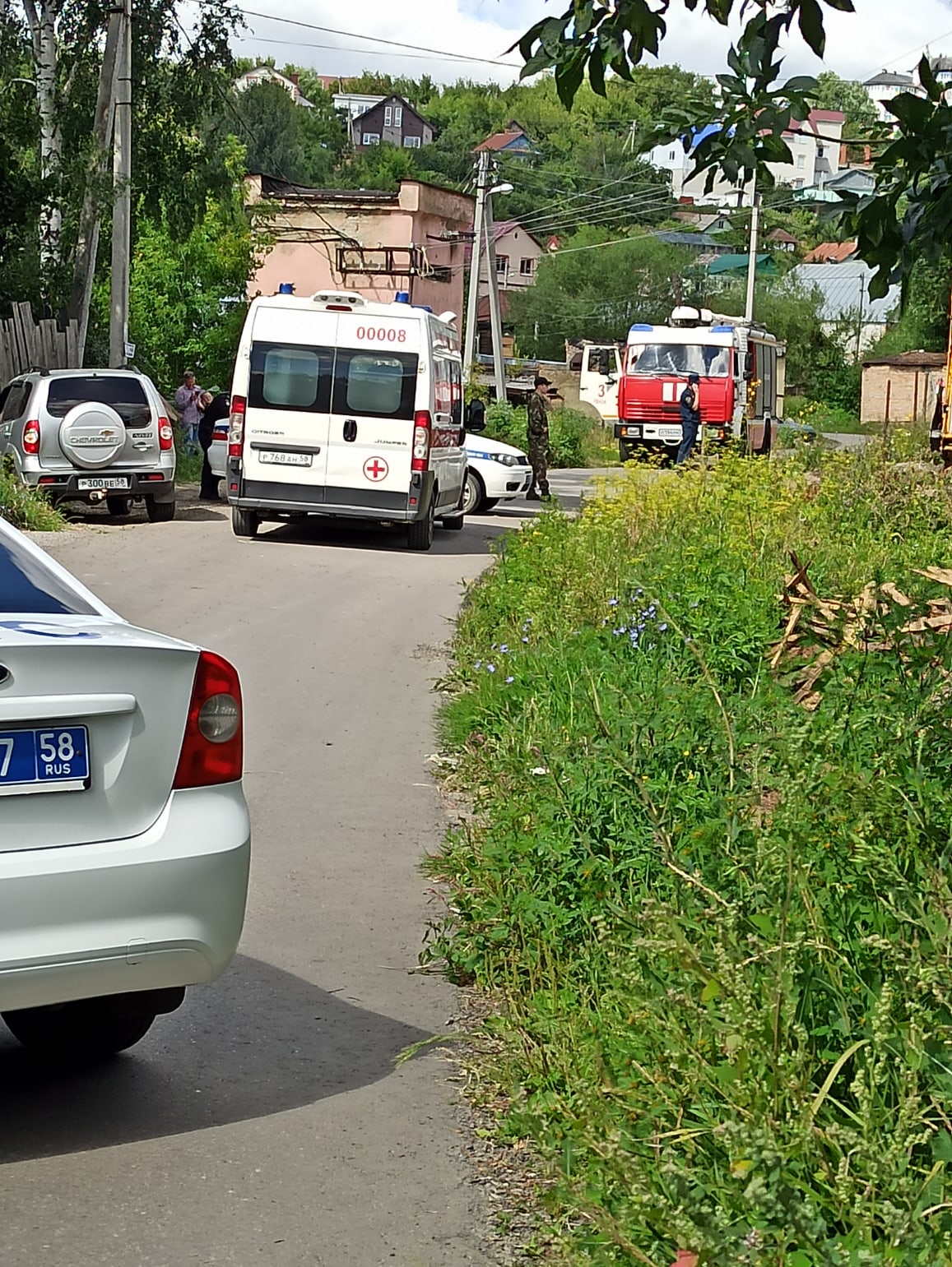 В Пензе к частному дому стянулись экстренные службы