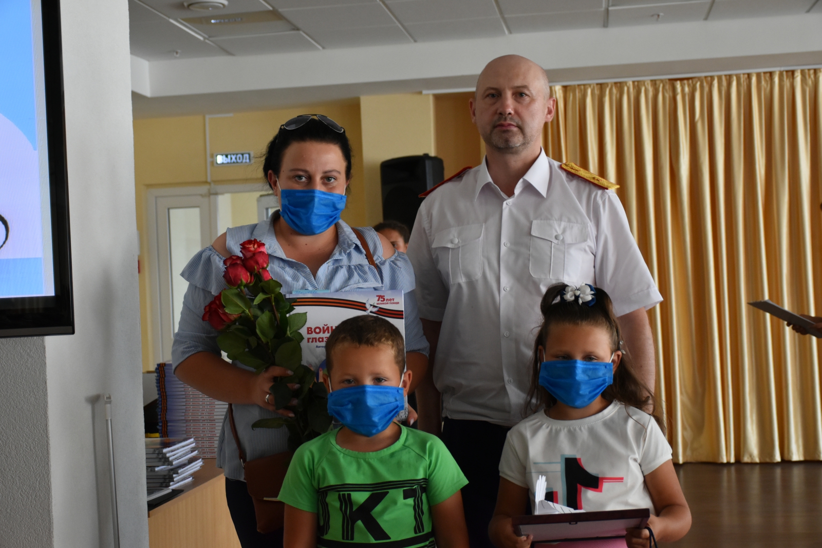 В Пензе наградили семилетнюю девочку, которая спасла тонущего брата