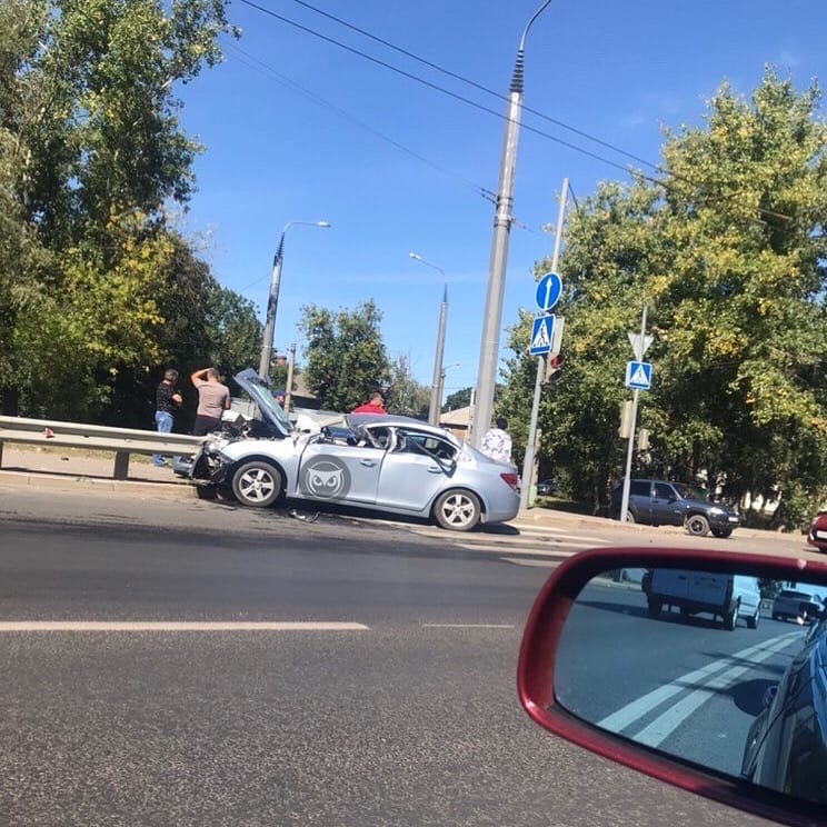 В Терновке легковушка влетела в отбойник на мосту