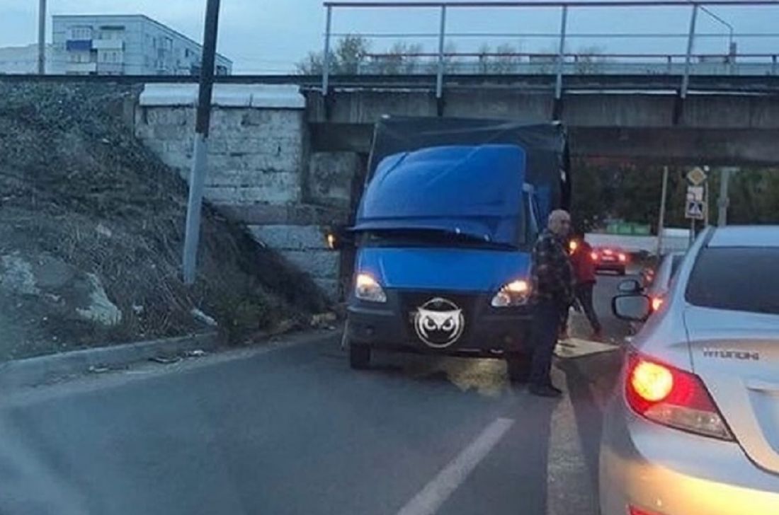 В Пензе застрявший под путепроводом грузовик спровоцировал пробку