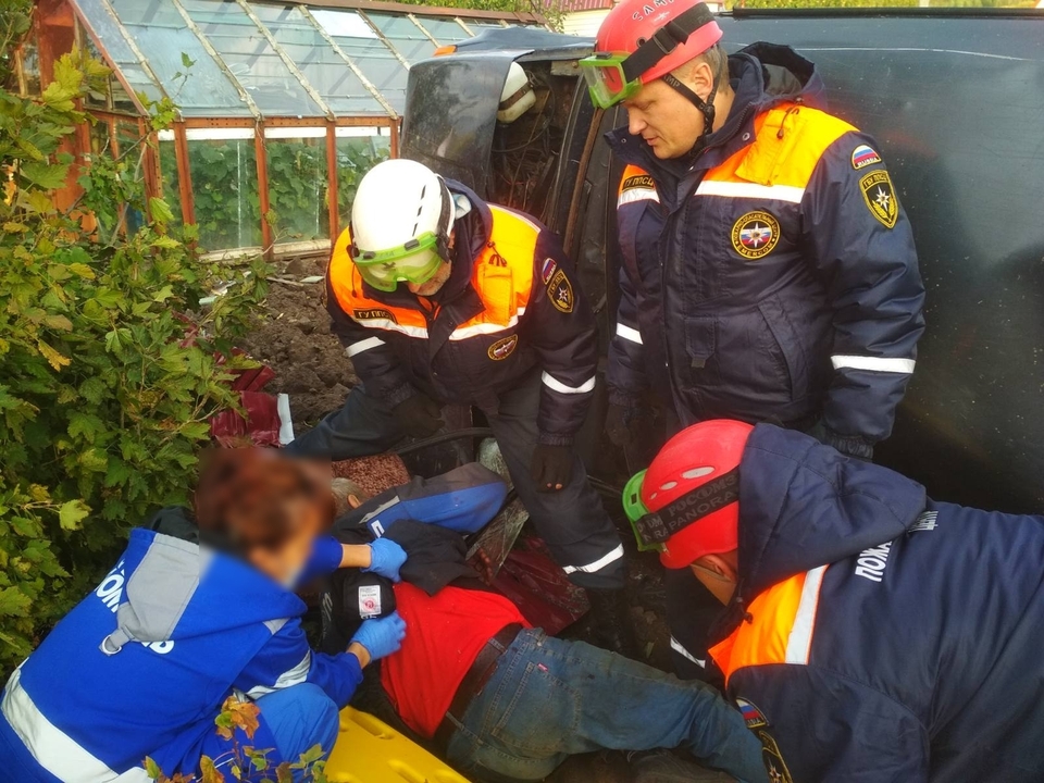 Под Пензой пенсионер оказался зажат в перевернувшейся «Ниве»