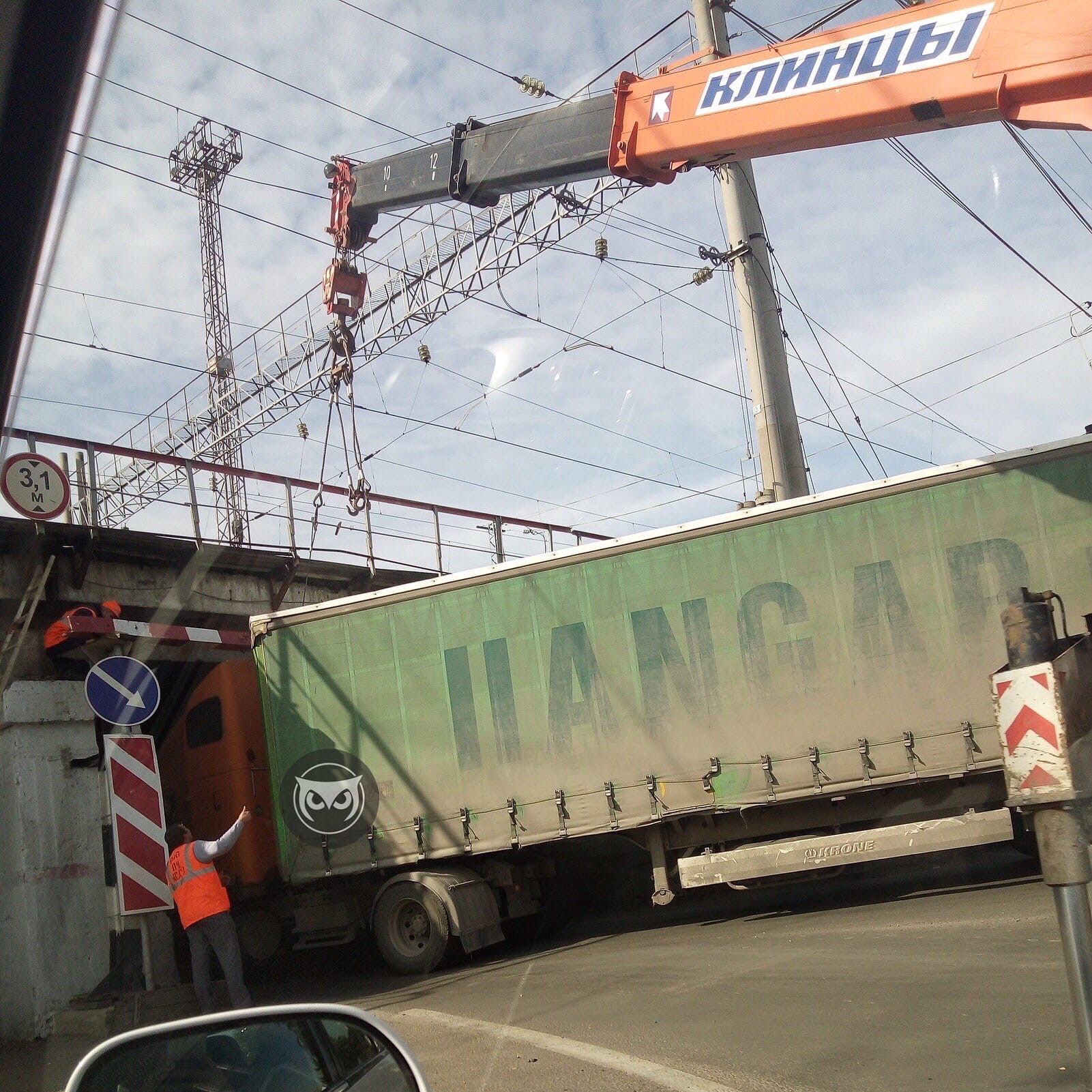 В Пензе очередная фура застряла под мостом