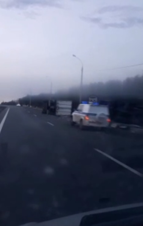 Под Пензой на трассе М-5 перевернулась фура