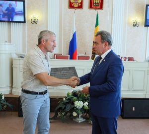 Валерий Лидин передал мемориальную доску сердобским поисковикам