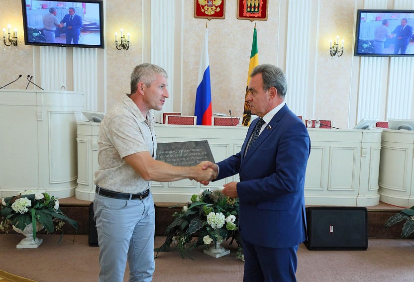 Валерий Лидин передал мемориальную доску сердобским поисковикам