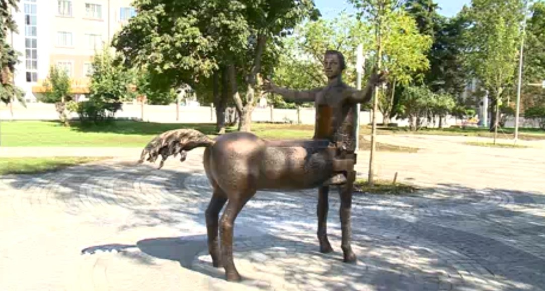 Для пензенцев на фонтанной площади установили странный арт-объект