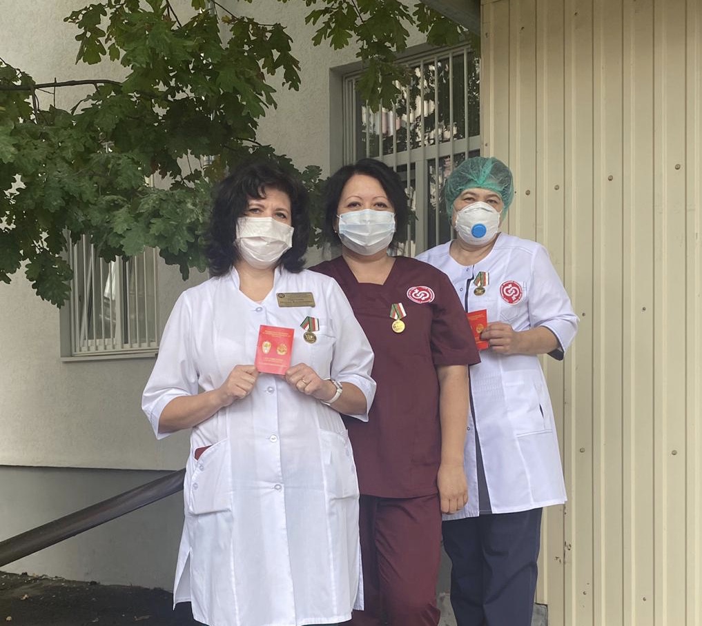 В Пензе медиков наградили медалями «За самоотверженность в борьбе с пандемией»