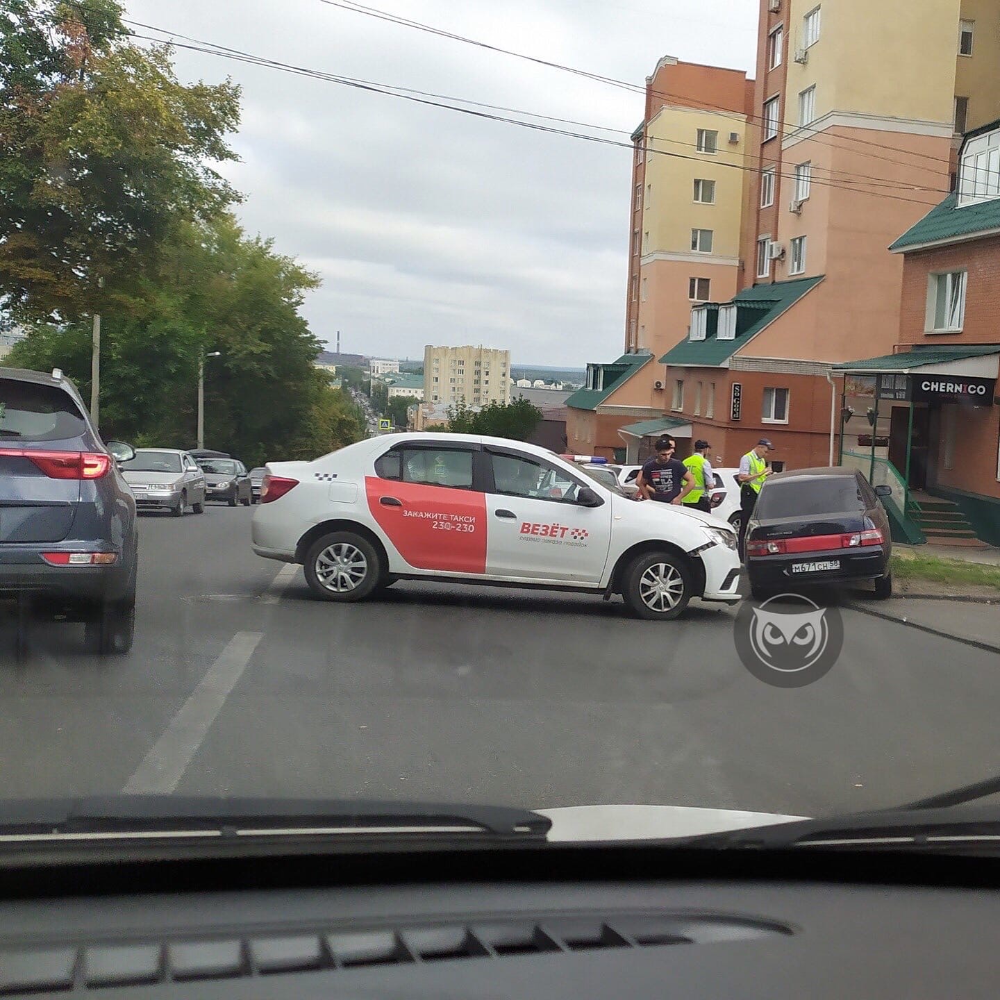 В центре Пензы такси перегородило дорогу
