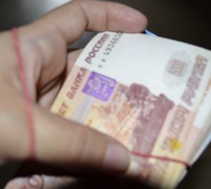 Курс евро впервые пробил отметку в 90 рублей