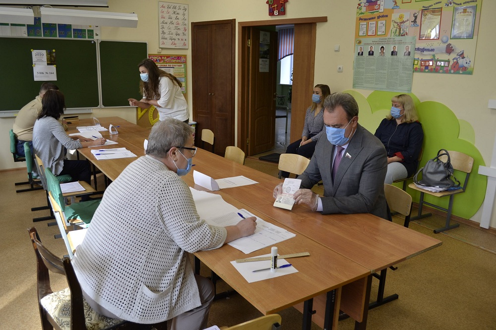 Валерий Лидин проголосовал на избирательном участке Западной поляны