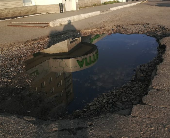 Автолюбители предупреждают друг друга об огромной яме на проспекте Победы