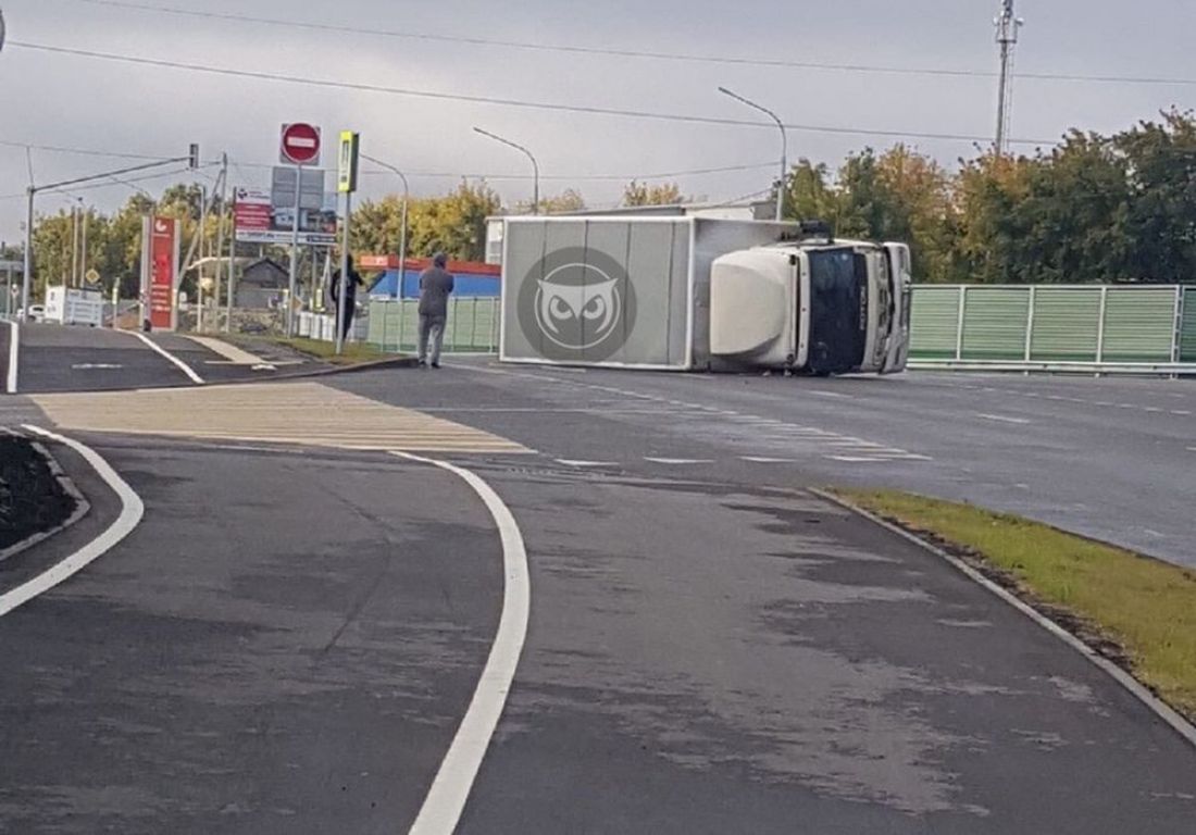 Движение в районе Бригадирского моста в Пензе перекрыл перевернувшийся грузовик