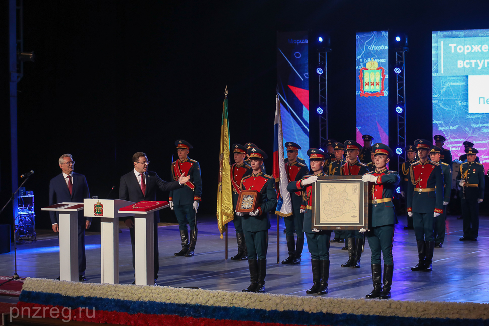 Губернатор Самарской области Дмитрий Азаров подарил Ивану Белозерцеву образ Богородицы