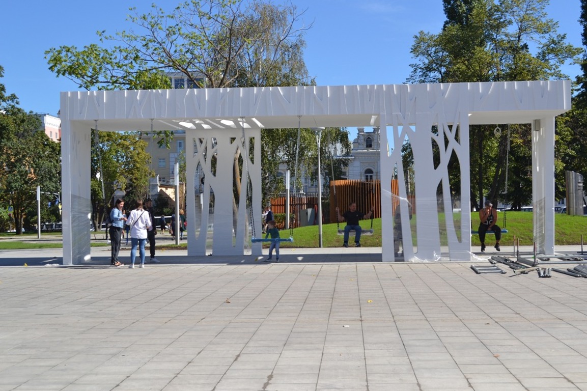 В Пензе подростки едва не сломали качели на Фонтанной площади