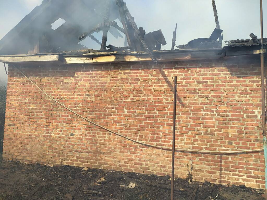 Пензенские спасатели вынесли человека из горящего дома