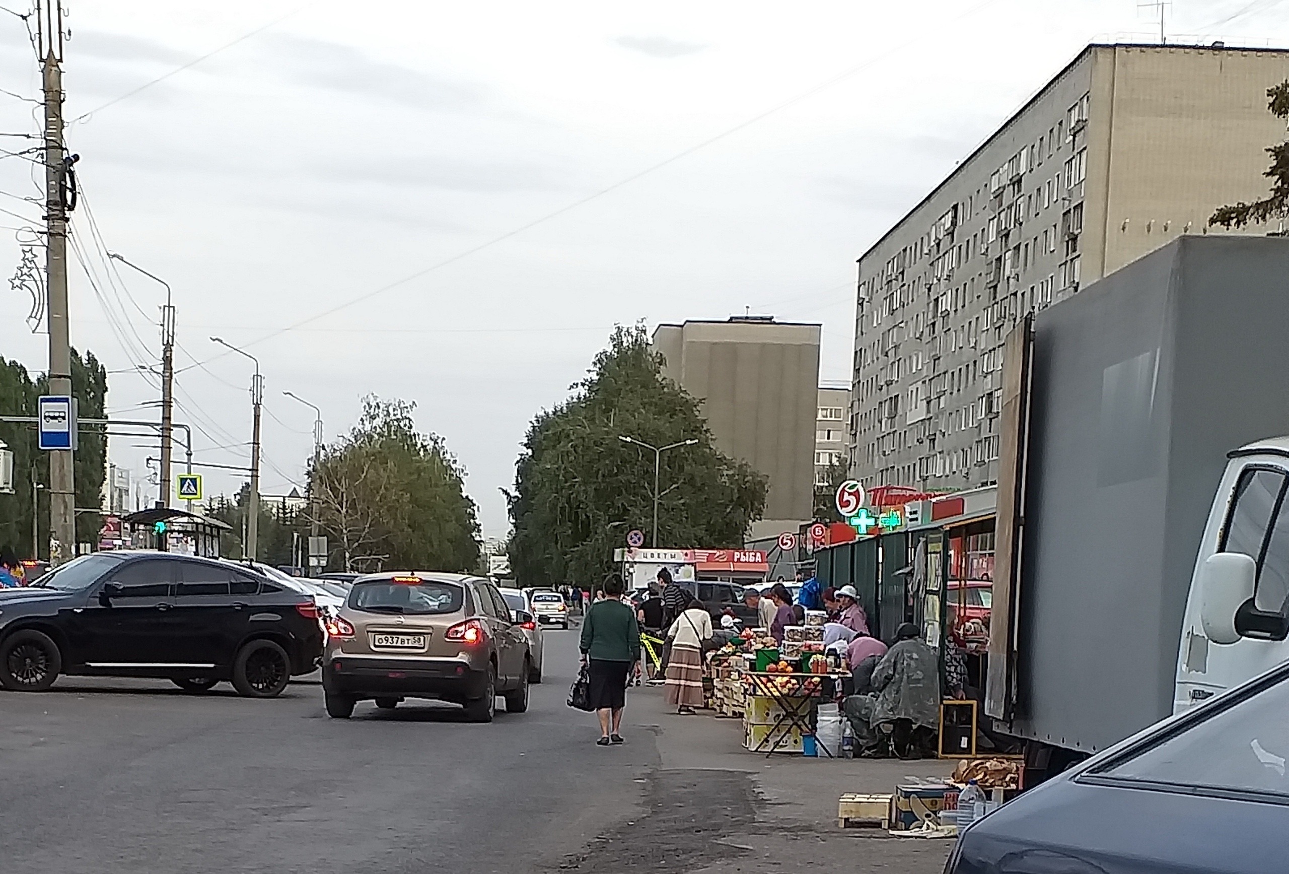 В Пензе торговцы обустроили рынок прямо на проезжей части