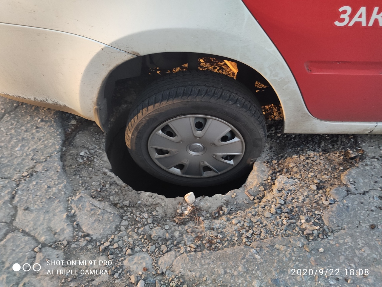 В Пензе возле детской больницы открытый люк угрожает безопасности прохожих и машин