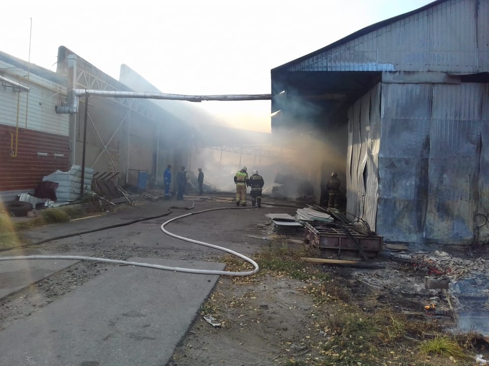 В Пензенском районе продолжается тушение пилорамы