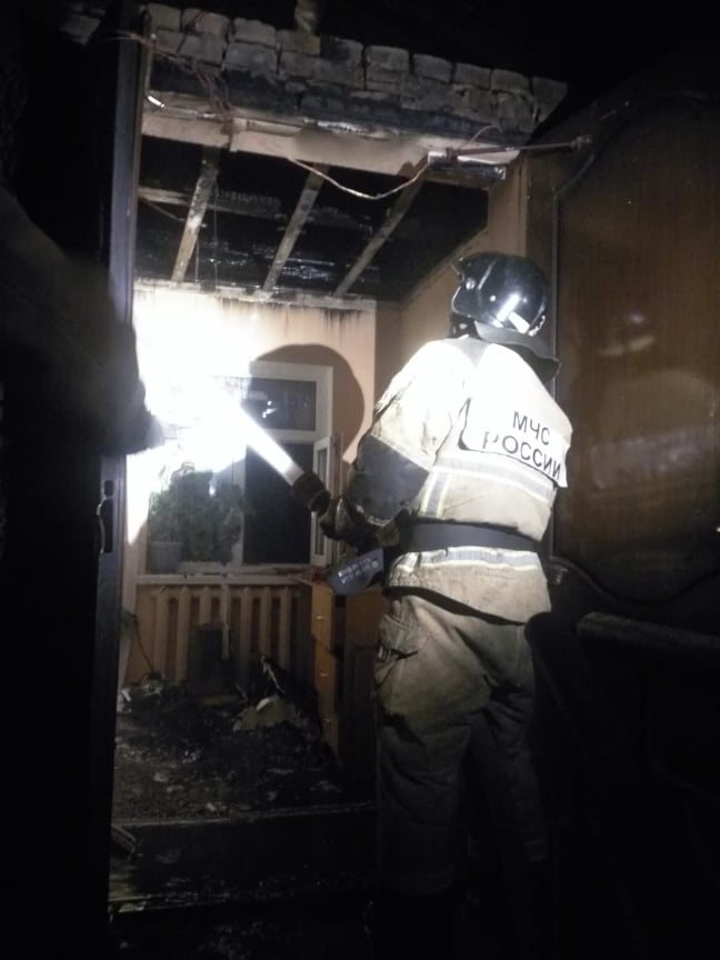 Пожар на Куйбышева: спасатели вывели женщину из пылающего дома