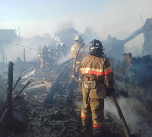 Огонь полностью уничтожил 8 строений в Сердобске. Фото