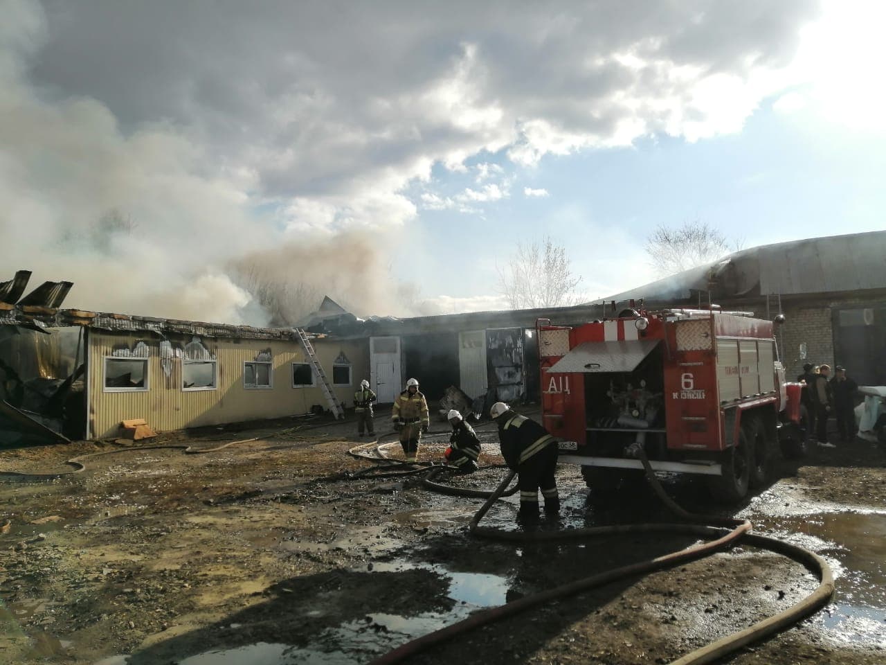 В Кузнецке вспыхнул пожар на мебельном производстве