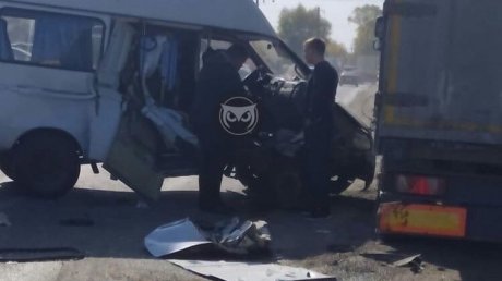 В Пензе межрайонный автобус влетел в большегруз