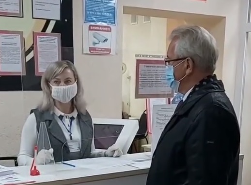 Пензенский губернатор проверил соблюдение масочного режима в МФЦ