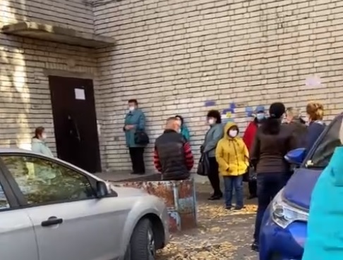 Пензенца возмутила уличная очередь в поликлинику из 30 человек